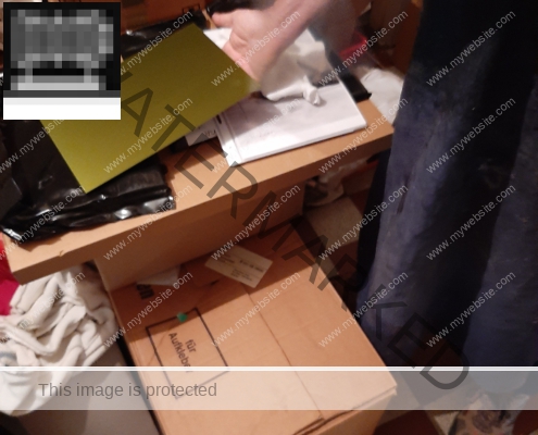 Solarplatte aus der Verpackung nehmen und Schutzfoie entfernen