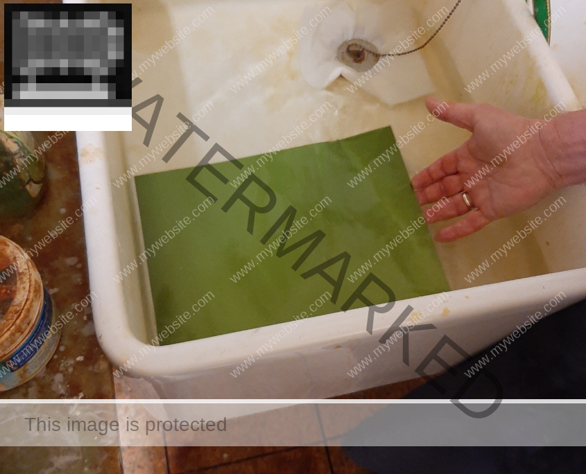 Die Platte sofort in Wasser entwickeln und anschließend in ca. 20° C warmen Wasser auswaschen