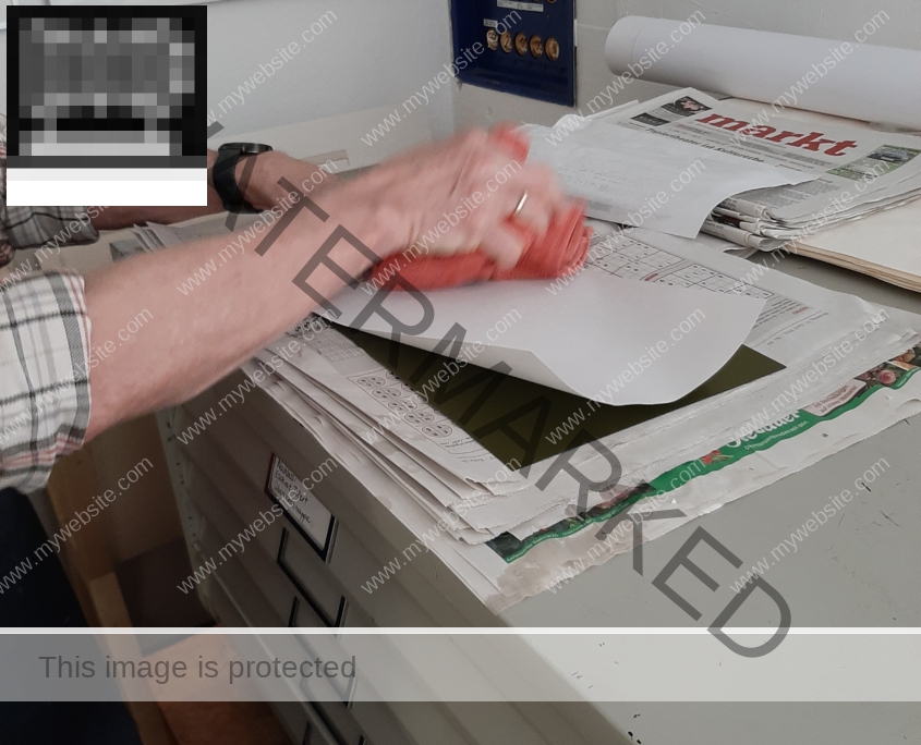 Überschüssiges Wasser mit Schreibmaschinenpapier entfernen