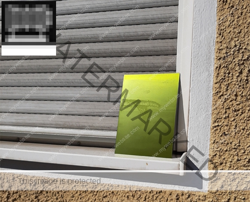 Nun die Platte in der Sonne oder mit einem UV-Belichtungsgerät endgültig belichtet, um alle verbliebenen ungehärteten Moleküle auszuhärten. Die Platte hat Rillen und Linien ähnlich einer geätzten Metallplatte