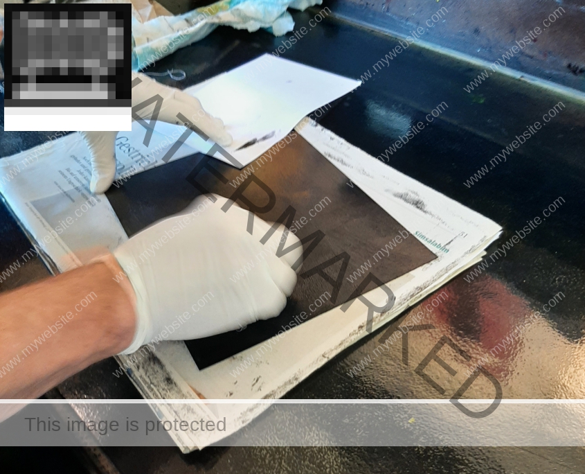 Jetzt das Relief auf der Solarplatte mit schwarzer oder farbige Tiefdruckfarbe einfärben. Anschließend die überschüssige Druckerfarbe entfernen bis das Relief wieder sichtbar wird