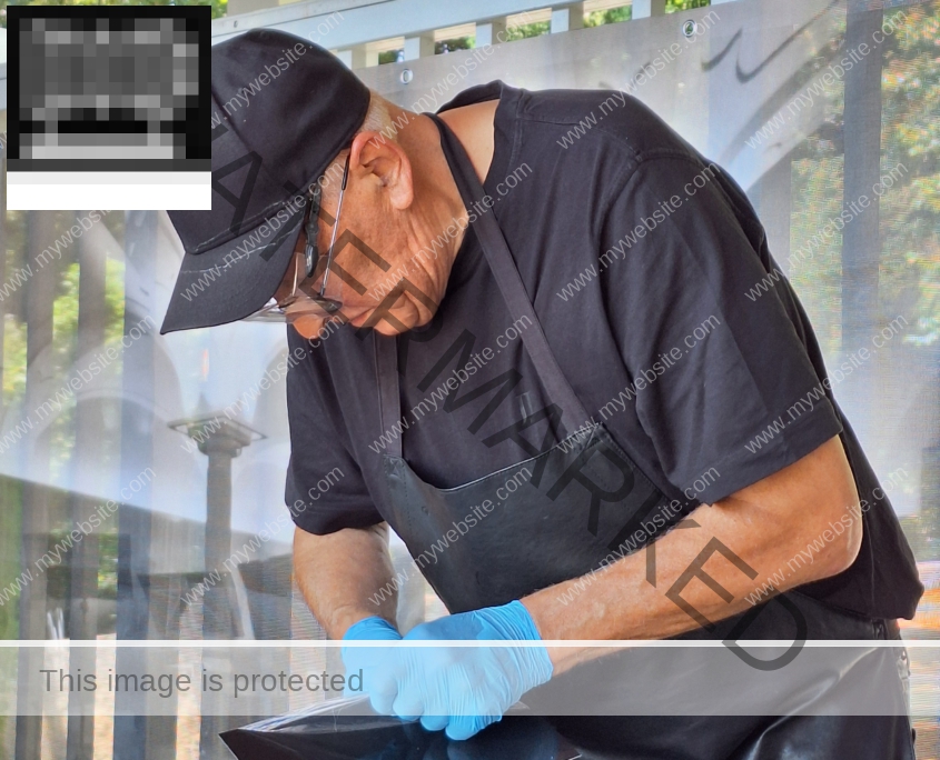 Folie von der Metallplatte abziehen