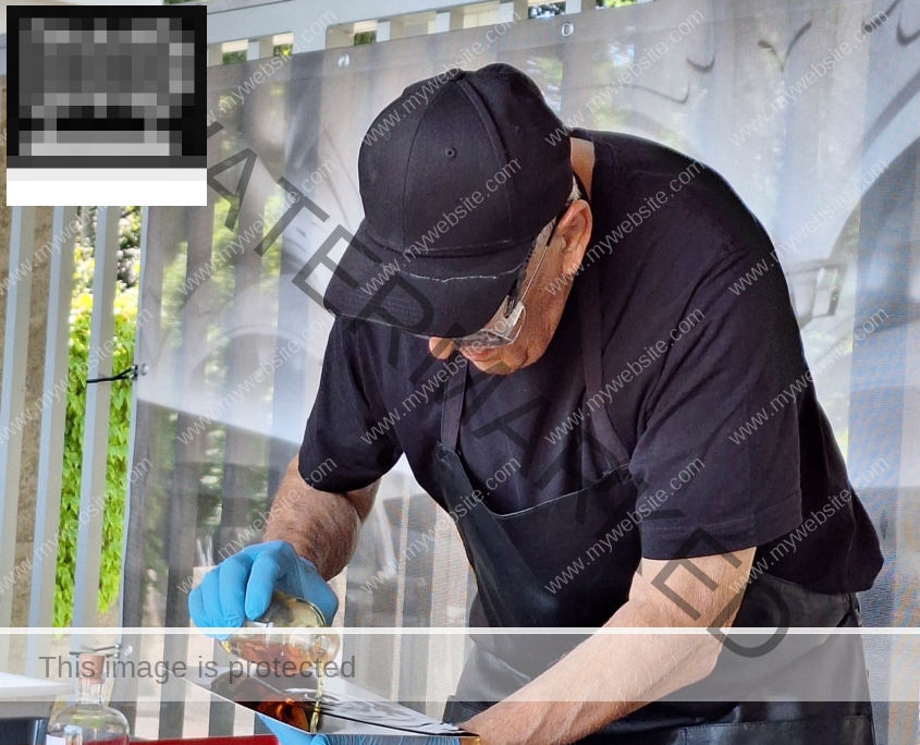 Beschichtung: Eine Glas- oder Metall-platte wird mit einer lichtempfindlichen flü-ssigen Kolllodionlö-sung beschichtet