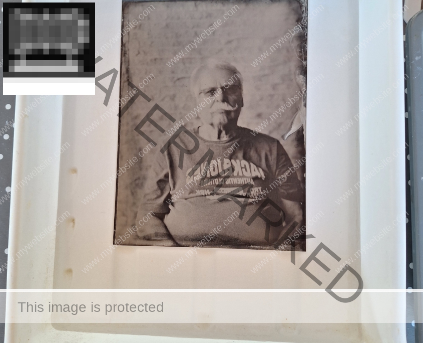 Waschen und Lackieren:  Die Glas- oder Metall-platte wird gründlich gewaschen und dann zum Schutz des Bildes lackiert