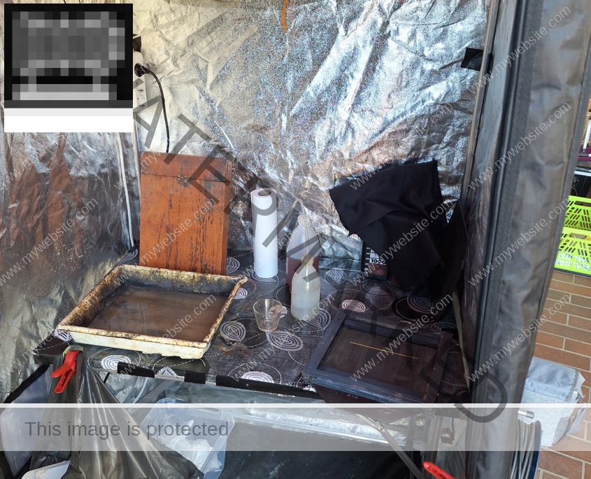 Sensibilierung:  Die beschichtete Platte wird bei Dunkelheit in ein Silbernitratbad ge-taucht, was sie lichtem-pfindlich macht.