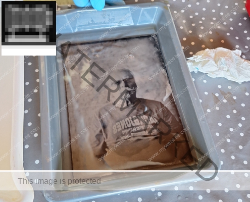 Fixierung:  Die entwickelte Glas- oder Metallplatte wird mit einer Lösung wie Natriumthiosulfat fix-iert, um die nicht exponierten Silbersalze zu entfernen