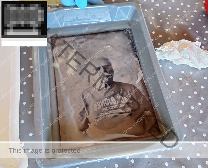 Fixierung:  Die entwickelte Glas- oder Metallplatte wird mit einer Lösung wie Natriumthiosulfat fix-iert, um die nicht exponierten Silbersalze zu entfernen