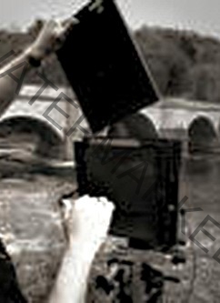 Kassette in Kamera: Die Planfilmkassette wird in die Bildstan-darte der Kamera geschoben